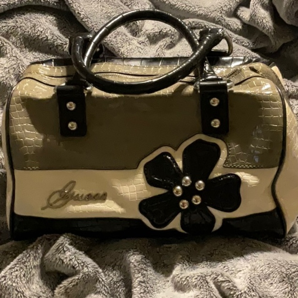 Guess Floria classy handbag. Neutral colors. Medium size